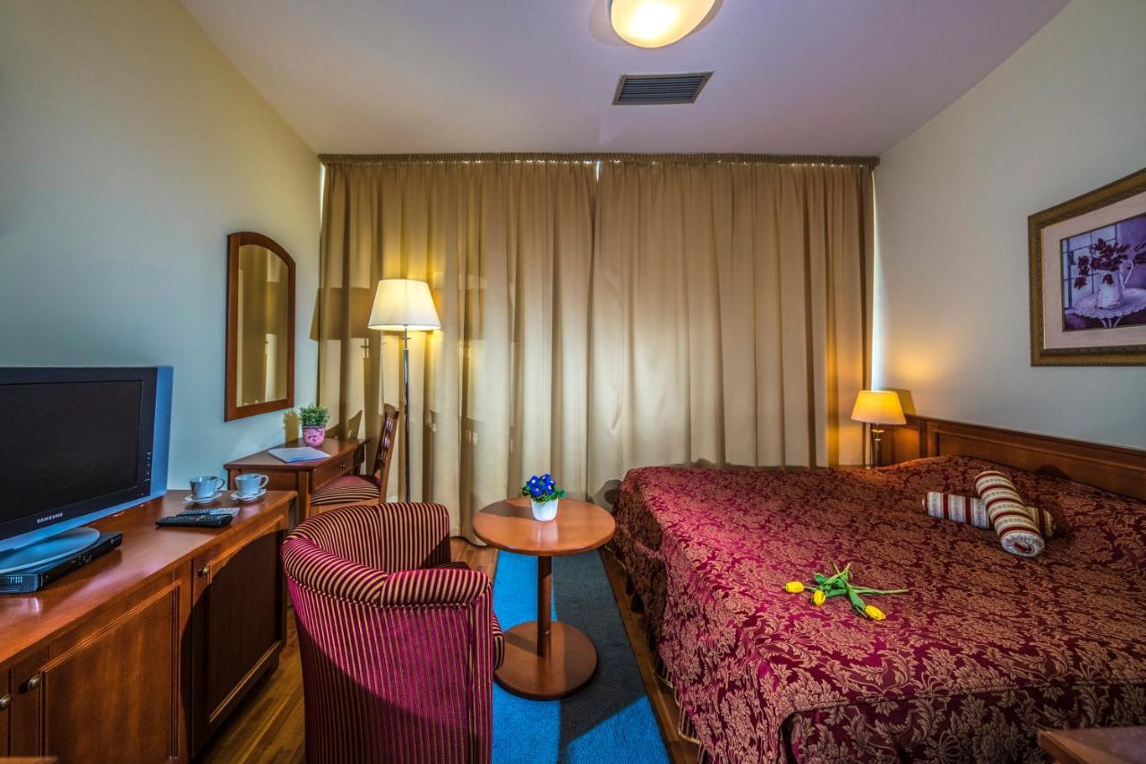Hotel Forest Hills زيرك المظهر الخارجي الصورة