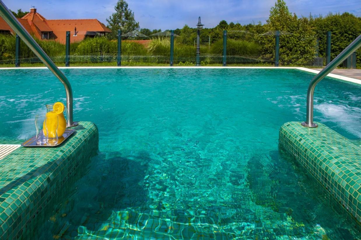 Hotel Forest Hills زيرك المظهر الخارجي الصورة